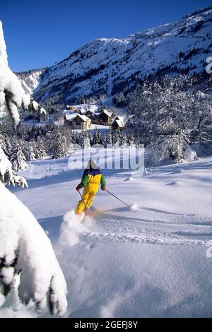 FRANKREICH. ISERE (38) MASSIF DES GRANDES ROUSSES. SKIGEBIET ALPE D'HUEZ. OZ-EN-OISANS DORF Stockfoto