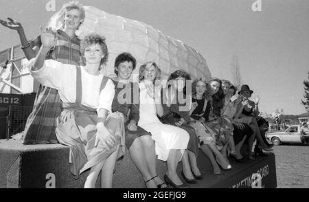 KINGAROY QUEENSLAND, AUSTRALIEN, 28. MAI 1984: Nicht identifizierte junge Frauen reiten auf dem Festwagen für das Peanut Marketing Board während der Parade beim Peanut Festival im Jahr 1984. Gescannt von Originalnegativen für die Zeitungsveröffentlichung. Stockfoto