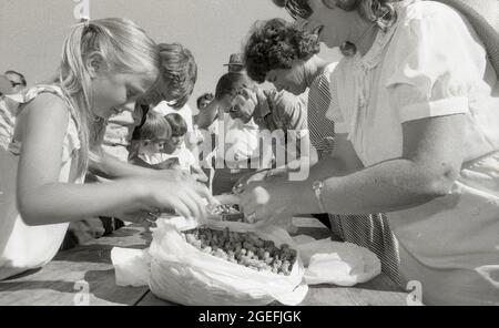 KINGAROY QUEENSLAND, AUSTRALIEN, 28. MAI 1984: Nicht identifizierte Teilnehmer haben ihre Zeit während eines Erdnussschießwettbewerbs beim Erdnussfestival 1984 durchgeschüpft. Gescannt von Originalnegativen für die Zeitungsveröffentlichung. Stockfoto