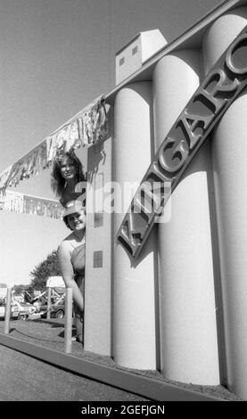 KINGAROY QUEENSLAND, AUSTRALIEN, 28. MAI 1984: Zwei junge Frauen besuchen einen Festwagen mit dem Kingaroy Peanut Silos während des Peanut Festivals 1984. Gescannt von Originalnegativen für die Zeitungsveröffentlichung. Stockfoto