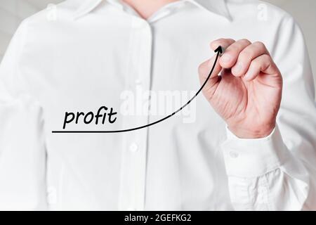 Geschäftsmann mit Stift zeichnet eine steigende Linie Diagramm mit dem Wort Profit auf einem virtuellen Bildschirm. Konzept der Gewinnsteigerung Stockfoto