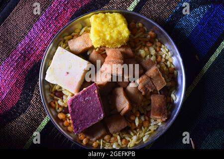 Indisches Frühstück Milch Süßigkeiten und Snacks Bunte Tuch im Hintergrund Stockfoto
