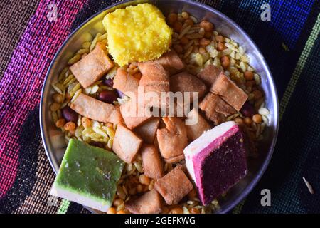 Indisches Frühstück Milch Süßigkeiten und Snacks Bunte Tuch im Hintergrund Stockfoto