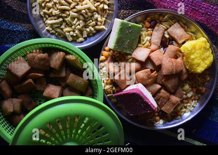 Indisches Frühstück Milch Süßigkeiten und Snacks Bunte Tuch im Hintergrund Stockfoto