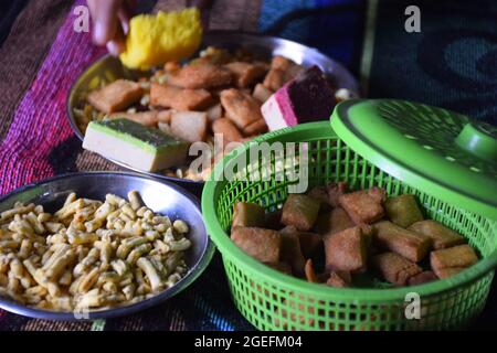 Indisches Frühstück Milch Süßigkeiten und Snacks Bunte Tuch im Hintergrund Stockfoto