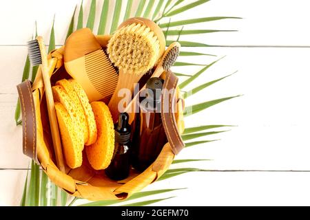 Naturkosmetikprodukte. Kosmetikprodukte für Körper- und Gesichtspflege und Accessoires in einem Korb auf weißem Hintergrund Stockfoto