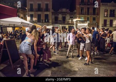 Barcelona, Spanien. August 2021. Auf der Plaza del Sol werden Menschen fotografiert.der Oberste Gerichtshof Kataloniens (TSJC) hat am Donnerstag, dem 19. August, das Ende der Ausgangssperre in Barcelona festgelegt, zeitgleich mit der Woche, in der das traditionelle Fest des Viertels Gracia gefeiert wird. Die häufigen Menschenmengen, die auf der Straße trinken, haben die ganze Nacht über gedauert, obwohl die Polizei an einigen Stellen Räumungen durchgeführt hat. Kredit: SOPA Images Limited/Alamy Live Nachrichten Stockfoto