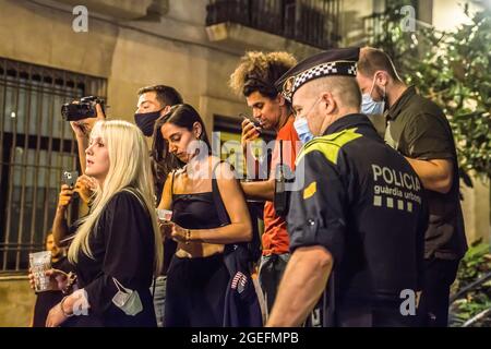 Barcelona, Spanien. August 2021. Polizisten werden gesehen, wie sie Menschen auf der Plaza del Sol, einem Platz im Stadtteil Gracia von Barcelona, zerstreuen.der Oberste Gerichtshof von Katalonien (TSJC) hat am Donnerstag, dem 19. August, das Ende der Ausgangssperre in Barcelona, Zeitgleich mit der Woche, in der das traditionelle Fest des Viertels Gracia gefeiert wird. Die häufigen Menschenmengen, die auf der Straße trinken, haben die ganze Nacht über gedauert, obwohl die Polizei an einigen Stellen Räumungen durchgeführt hat. Kredit: SOPA Images Limited/Alamy Live Nachrichten Stockfoto