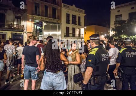 Barcelona, Spanien. August 2021. Polizisten werden gesehen, wie sie Menschen auf der Plaza del Sol, einem Platz im Stadtteil Gracia von Barcelona, zerstreuen.der Oberste Gerichtshof von Katalonien (TSJC) hat am Donnerstag, dem 19. August, das Ende der Ausgangssperre in Barcelona, Zeitgleich mit der Woche, in der das traditionelle Fest des Viertels Gracia gefeiert wird. Die häufigen Menschenmengen, die auf der Straße trinken, haben die ganze Nacht über gedauert, obwohl die Polizei an einigen Stellen Räumungen durchgeführt hat. (Foto von Thiago Prudencio/SOPA Images/Sipa USA) Quelle: SIPA USA/Alamy Live News Stockfoto