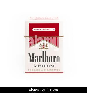 Packung Marlboro Medium Zigaretten, hergestellt von Philip Morris. Marlboro ist die weltweit am meisten verkaufte Zigarettenmarke. Bergamo, ITALIEN - März 24 Stockfoto