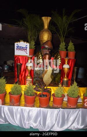 Indischer Hochzeitsempfang Dekoration im offenen Garten bei Nacht Stockfoto