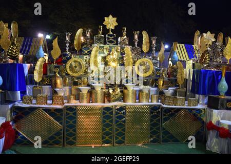 Indischer Hochzeitsempfang Dekoration im offenen Garten bei Nacht Stockfoto