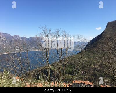 Luftaufnahme von Monte Isola am See Iseo. Fantastische italienische Landschaft. Fonteno (BG), ITALIEN - 08. April 2021. Stockfoto