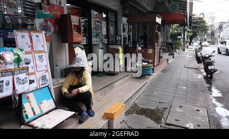 Lotterie Ticket Verkäufer Spiel der Chance Sukhumvit Road Nana und Asoke Bereich Business und Nachtleben Bezirke Bangkok Thailand Stockfoto