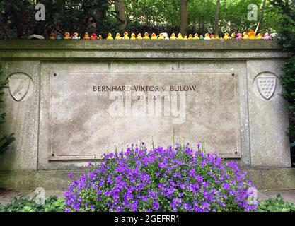 Berlin, Deutschland. August 2021. Zahlreiche Gummienten stehen auf dem Grabstein von Bernhard-Victor von Bülow aka Loriot auf dem Friedhof Heerstraße. Vicco von Bülow alias Loriot beeinflusste Generationen und bereicherte die deutsche Sprache. Der zehnte Todestag von ihm ist am 22. August. Quelle: Kathrin Deckart/dpa/Alamy Live News Stockfoto