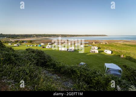 SkySea Caravan und Camping Site, die Küste, Port Eynon, Gower, Swansea, Südwales, Vereinigtes Königreich. Camping in der walisischen Landschaft für den Urlaub in Großbritannien im Sommer Stockfoto