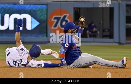 Los Angeles, USA. August 2021. Trea Turner von Los Angeles Dodgers (6) ist auf dem versuchten Diebstahl einer zweiten Basis unterwegs, nachdem ihn Jonathan Villar, der Short-Stop von New York Mets, beim dritten Inning im Dodger Stadium in Los Angeles am Donnerstag, den 19. August 2021, an der Basis vorbeiglitt, mit einem Tag markiert hatte. Foto von Jim Ruymen/UPI Credit: UPI/Alamy Live News Stockfoto
