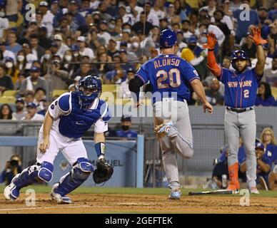 Los Angeles, USA. August 2021. Der erste Baseman von New York Mets, Pete Alonso (20), punktet beim vierten Ausgehen vor dem Los Angeles Dodgers' Pitcher Evan Phillips am Donnerstag, dem 19. August 2021, mit einem J.D. Davis-Doppel nach links. Foto von Jim Ruymen/UPI Credit: UPI/Alamy Live News Stockfoto