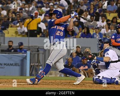 Los Angeles, USA. August 2021. Der dritte Baseman von New York Mets, J.D. Davis (20), trifft am Donnerstag, den 19. August 2021, beim vierten Inning vor dem Pitcher Evan Phillips von Los Angeles Dodgers ein Doppel nach links, um Pete Alsonso im Dodger Stadium in Los Angeles zu treffen. Foto von Jim Ruymen/UPI Credit: UPI/Alamy Live News Stockfoto