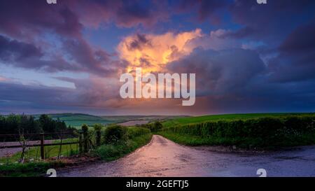 Hambledon. Großbritannien - 15. Mai 2021: Frühlingsstürme Wolken über Hampshire Hügel und Gassen, South Downs National Park, Großbritannien Stockfoto