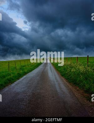 Hambledon. Großbritannien - 15. Mai 2021: Frühlingsstürme Wolken über Hampshire Hügel und Gassen, South Downs National Park, Großbritannien Stockfoto