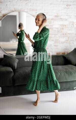 Stilvolle Frau genießt Musik zu Hause Stockfoto