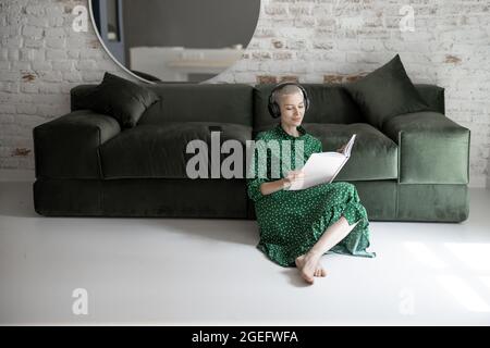 Frau Lesebuch zu Hause Stockfoto