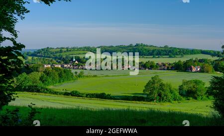 South Harting, Großbritannien - 14. Juni 2021: Blick auf South Harting, West Sussex, im Sommer am frühen Morgen im South Downs National Park Stockfoto