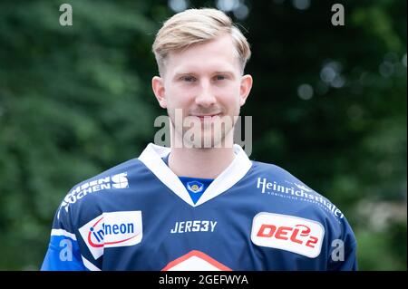 Dresden, Deutschland. August 2021. Team-Fotosession Saison 2021/2022, Eislöwen Dresden, vor Schloss Albrechtsberg. Spieler David Suvanto. Quelle: Sebastian Kahnert/dpa-Zentralbild/dpa/Alamy Live News Stockfoto