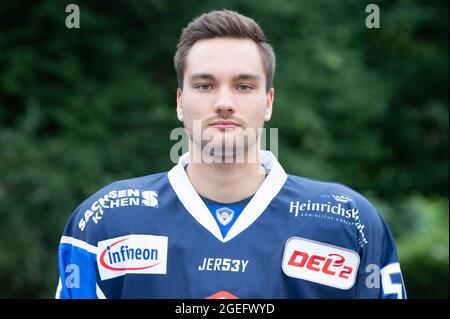 Dresden, Deutschland. August 2021. Team-Fotosession Saison 2021/2022, Eislöwen Dresden, vor Schloss Albrechtsberg. Spieler Lucas Flade. Quelle: Sebastian Kahnert/dpa-Zentralbild/dpa/Alamy Live News Stockfoto