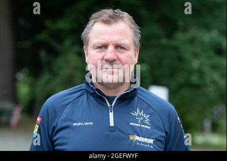 Dresden, Deutschland. August 2021. Team-Fotosession Saison 2021/2022, Eislöwen Dresden, vor Schloss Albrechtsberg. Trainer Andreas Brockmann. Quelle: Sebastian Kahnert/dpa-Zentralbild/dpa/Alamy Live News Stockfoto