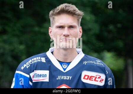 Dresden, Deutschland. August 2021. Team-Fotosession Saison 2021/2022, Eislöwen Dresden, vor Schloss Albrechtsberg. Spieler Arturs Kruminsch. Quelle: Sebastian Kahnert/dpa-Zentralbild/dpa/Alamy Live News Stockfoto