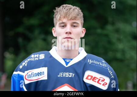 Dresden, Deutschland. August 2021. Team-Fotosession Saison 2021/2022, Eislöwen Dresden, vor Schloss Albrechtsberg. Spieler Matej Mrazek. Quelle: Sebastian Kahnert/dpa-Zentralbild/dpa/Alamy Live News Stockfoto