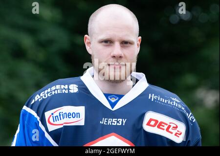 Dresden, Deutschland. August 2021. Team-Fotosession Saison 2021/2022, Eislöwen Dresden, vor Schloss Albrechtsberg. Spieler Yannick Drews. Quelle: Sebastian Kahnert/dpa-Zentralbild/dpa/Alamy Live News Stockfoto