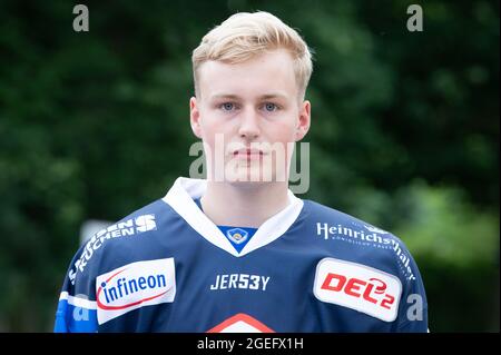 Dresden, Deutschland. August 2021. Team-Fotosession Saison 2021/2022, Eislöwen Dresden, vor Schloss Albrechtsberg. Spieler Jussi Petersen. Quelle: Sebastian Kahnert/dpa-Zentralbild/dpa/Alamy Live News Stockfoto