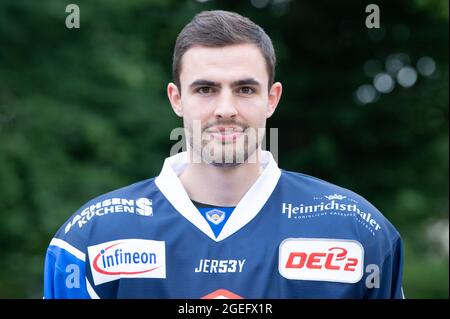 Dresden, Deutschland. August 2021. Team-Fotosession Saison 2021/2022, Eislöwen Dresden, vor Schloss Albrechtsberg. Spieler Philipp Kuhnekath. Quelle: Sebastian Kahnert/dpa-Zentralbild/dpa/Alamy Live News Stockfoto