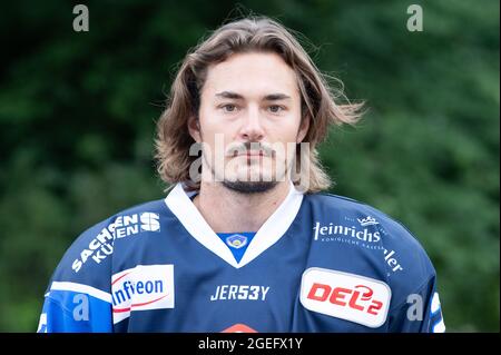 Dresden, Deutschland. August 2021. Team-Fotosession Saison 2021/2022, Eislöwen Dresden, vor Schloss Albrechtsberg. Spieler Moritz Israel. Quelle: Sebastian Kahnert/dpa-Zentralbild/dpa/Alamy Live News Stockfoto