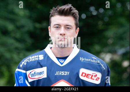 Dresden, Deutschland. August 2021. Team-Fotosession Saison 2021/2022, Eislöwen Dresden, vor Schloss Albrechtsberg. Spieler Tomas Andres. Quelle: Sebastian Kahnert/dpa-Zentralbild/dpa/Alamy Live News Stockfoto