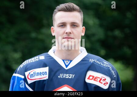 Dresden, Deutschland. August 2021. Team-Fotosession Saison 2021/2022, Eislöwen Dresden, vor Schloss Albrechtsberg. Spieler Arne Uplegger. Quelle: Sebastian Kahnert/dpa-Zentralbild/dpa/Alamy Live News Stockfoto