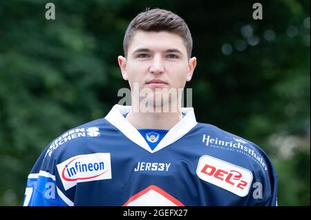 Dresden, Deutschland. August 2021. Team-Fotosession Saison 2021/2022, Eislöwen Dresden, vor Schloss Albrechtsberg. Spieler Vladislav Filin. Quelle: Sebastian Kahnert/dpa-Zentralbild/dpa/Alamy Live News Stockfoto