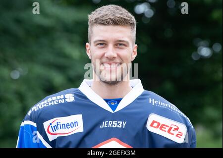 Dresden, Deutschland. August 2021. Team-Fotosession Saison 2021/2022, Eislöwen Dresden, vor Schloss Albrechtsberg. Spieler Maximilian Kolb. Quelle: Sebastian Kahnert/dpa-Zentralbild/dpa/Alamy Live News Stockfoto