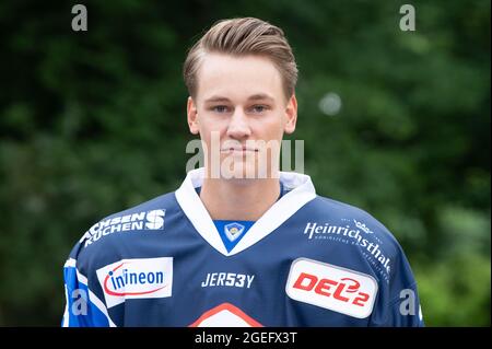 Dresden, Deutschland. August 2021. Team-Fotosession Saison 2021/2022, Eislöwen Dresden, vor Schloss Albrechtsberg. Spieler David Rundqvist. Quelle: Sebastian Kahnert/dpa-Zentralbild/dpa/Alamy Live News Stockfoto