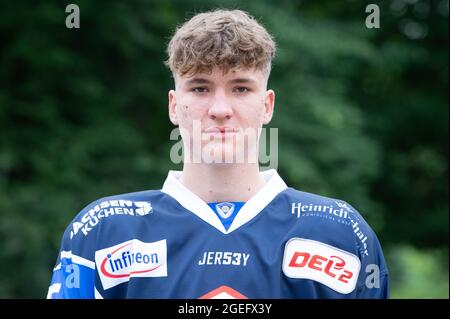 Dresden, Deutschland. August 2021. Team-Fotosession Saison 2021/2022, Eislöwen Dresden, vor Schloss Albrechtsberg. Spieler Bruno Riedl. Quelle: Sebastian Kahnert/dpa-Zentralbild/dpa/Alamy Live News Stockfoto