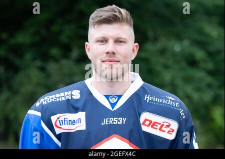 Dresden, Deutschland. August 2021. Team-Fotosession Saison 2021/2022, Eislöwen Dresden, vor Schloss Albrechtsberg. Spieler Tom Knobloch. Quelle: Sebastian Kahnert/dpa-Zentralbild/dpa/Alamy Live News Stockfoto