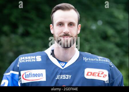 Dresden, Deutschland. August 2021. Team-Fotosession Saison 2021/2022, Eislöwen Dresden, vor Schloss Albrechtsberg. Spieler Janick Schwendener. Quelle: Sebastian Kahnert/dpa-Zentralbild/dpa/Alamy Live News Stockfoto