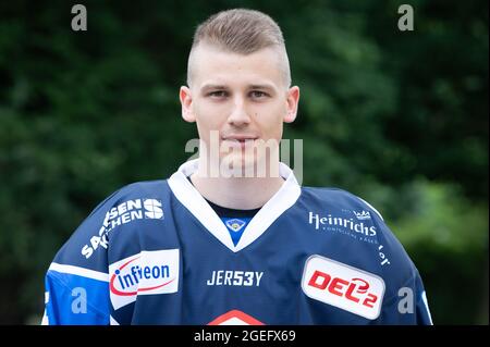 Dresden, Deutschland. August 2021. Team-Fotosession Saison 2021/2022, Eislöwen Dresden, vor Schloss Albrechtsberg. Spieler Mike Schmitz. Quelle: Sebastian Kahnert/dpa-Zentralbild/dpa/Alamy Live News Stockfoto