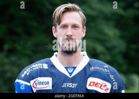 Dresden, Deutschland. August 2021. Team-Fotosession Saison 2021/2022, Eislöwen Dresden, vor Schloss Albrechtsberg. Spieler Simon Karlsson. Quelle: Sebastian Kahnert/dpa-Zentralbild/dpa/Alamy Live News Stockfoto