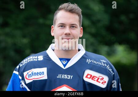 Dresden, Deutschland. August 2021. Team-Fotosession Saison 2021/2022, Eislöwen Dresden, vor Schloss Albrechtsberg. Spieler Nicklas Mannes. Quelle: Sebastian Kahnert/dpa-Zentralbild/dpa/Alamy Live News Stockfoto