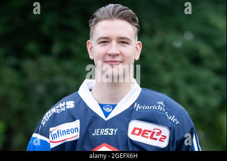 Dresden, Deutschland. August 2021. Team-Fotosession Saison 2021/2022, Eislöwen Dresden, vor Schloss Albrechtsberg. Spieler Timo Walther. Quelle: Sebastian Kahnert/dpa-Zentralbild/dpa/Alamy Live News Stockfoto