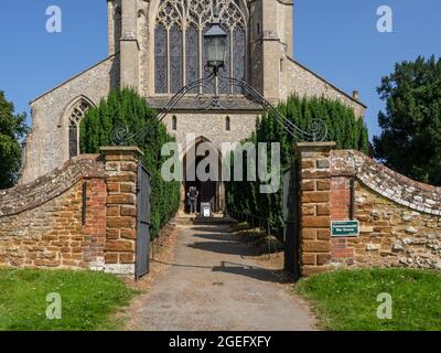 Eingang zur Kirche St. Mary aus dem 14. Jahrhundert, Snettisham, Norfolk, Großbritannien Stockfoto